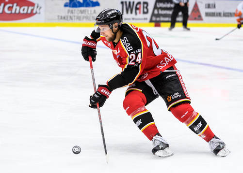 Luleås Johan Harju med pucken