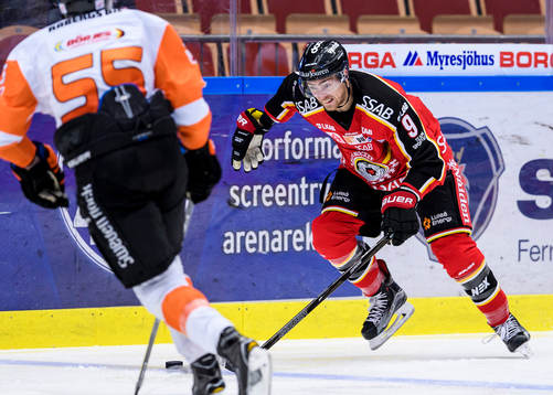 Luleås Johan Forsberg med pucken