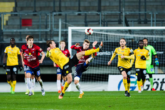 Frejs Jakob Glasberg i kamp om bollen med Örgrytes Andreas