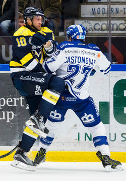 s Martin Thörnberg blir tacklad av Leksands Eric Castonguay