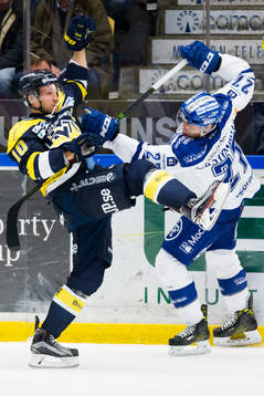 s Martin Thörnberg blir tacklad av Leksands Eric Castonguay
