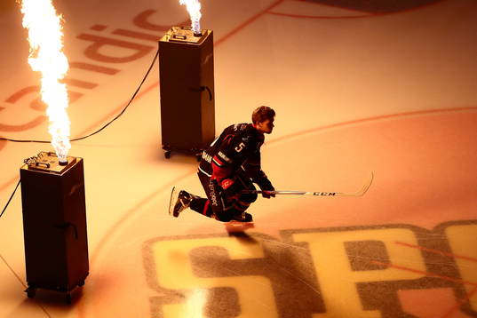 <ll5< gör entré till ishockeymatchen i SHL mellan