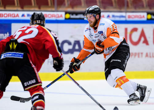 Karlskronas Joachim Rohdin med pucken