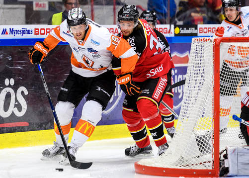 Karlskronas Emil Larsson jagas av Luleås Pontus Själin