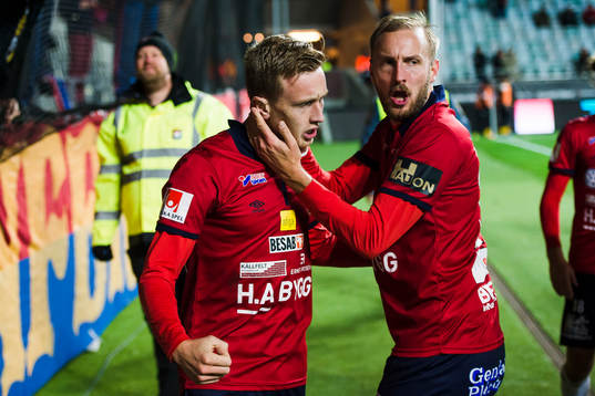 Örgrytes Sebastian Ohlsson jublar med Niklas Klingberg