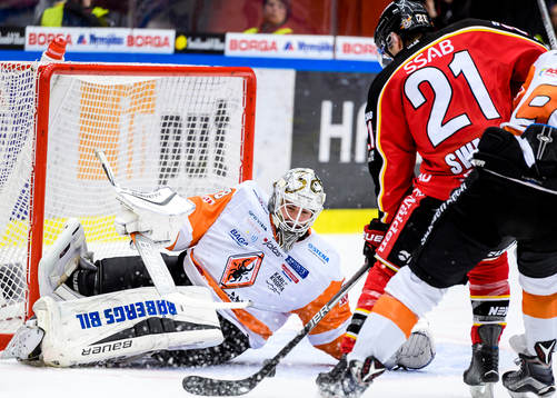 Karlskronas målvakt Johannes Jönsson räddar ett skott