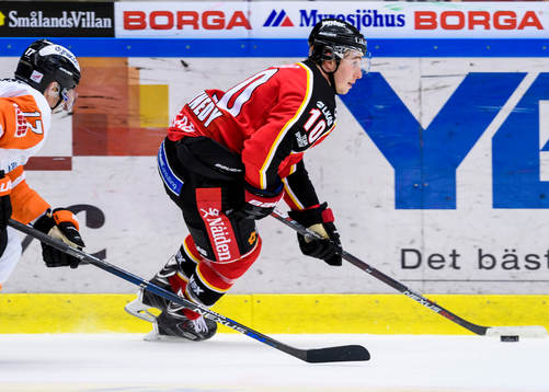 Luleås Tim Kennedy med pucken