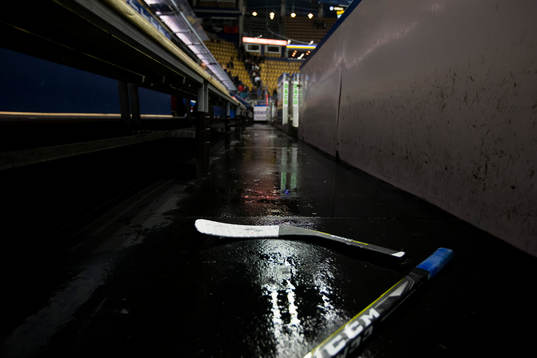 Sönderslagen klubba ligger kvar i Leksands spelarbås