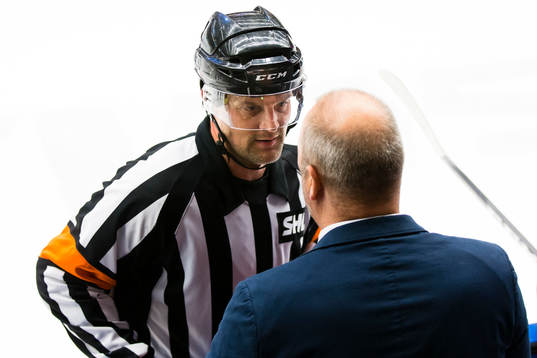 Domaren Mikael Nord i samspråk med Leksands tränare