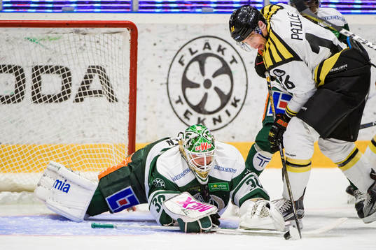 Färjestads målvakt Lars Haugen och Brynäs Daniel Paille
