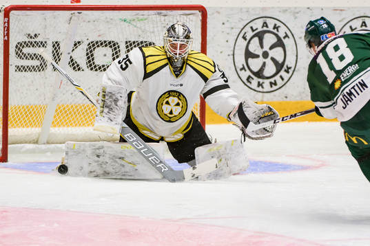 Brynäs målvakt David Rautio får ett skott på sig av