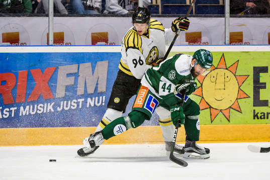 Brynäs Oskar Lindblom och Färjestads Milan Gulas