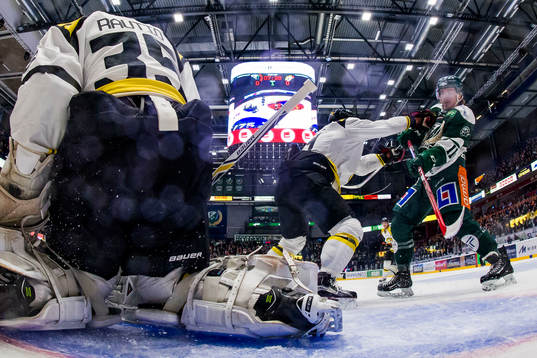 Färjestads Joakim Nygård får en smäll av en