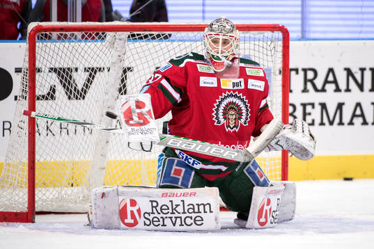 Frölundas målvakt Johan Gustafsson värmer upp innan