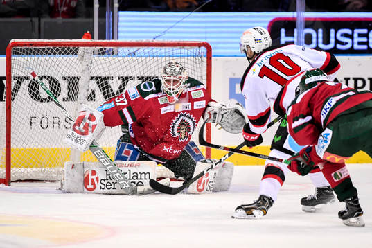 Malmö Redhawks Robin Alvarez kommer fri mot Frölundas