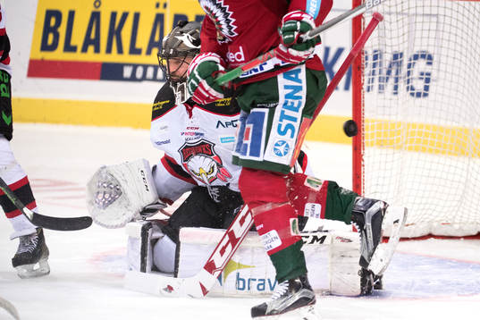 Frölundas Jonathan Sigalet (ej i bild) styr pucken till