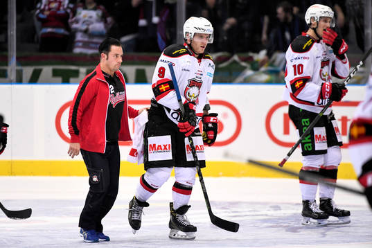 Malmö Redhawks Frederik Storm får hjälp av isen