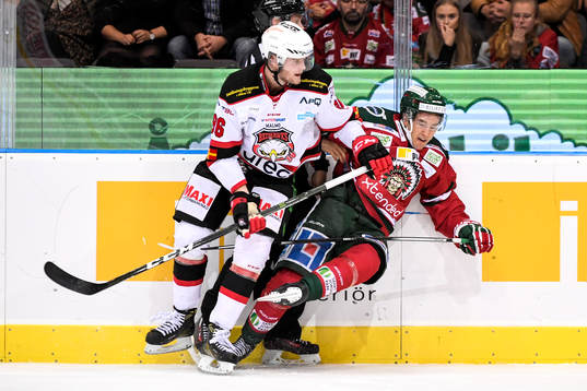 Malmö Redhawks Kim Rosdahl tacklar Frölundas Casey Wellman