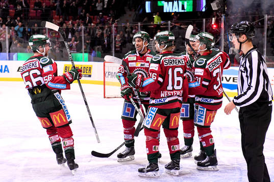 Frölundas Nicklas Lasu jublar med lagkamrater