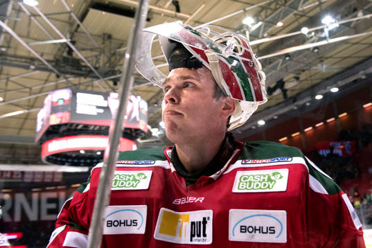 Frölundas målvakt Johan Gustafsson tackar publiken