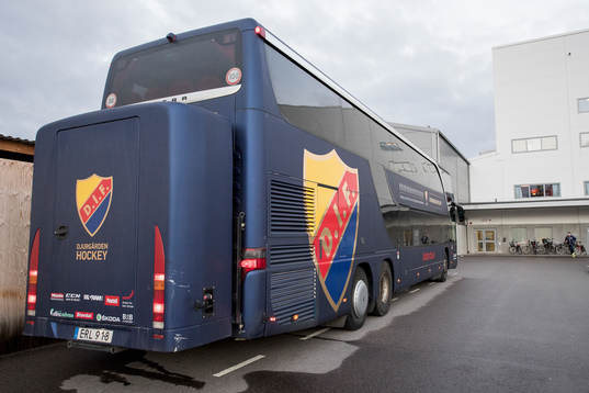 Djurgårdens spelarbuss utanför Vida arena före
