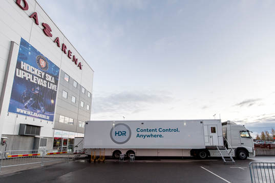 TV-produktionsbuss utanför Vida arena före