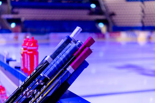 Hockeyklubbor och vattenflaskor före ishockeymatchen i SHL