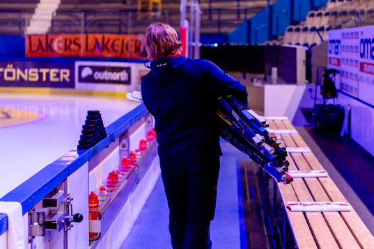 Djurgårdens materialare bär ut klubbor före