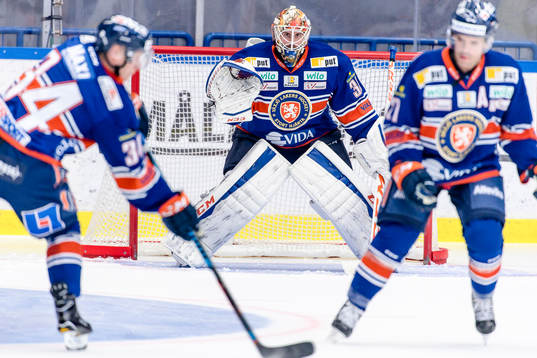 Växjös målvakt Joacim Eriksson före ishockeymatchen i