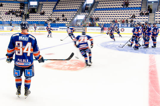 Växjös spelare värmer upp före ishockeymatchen i SHL