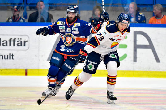 Djurgårdens Adam Ollas Mattsson och Växjös Ville Leino