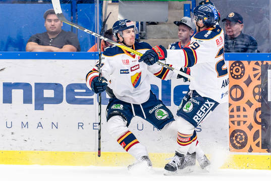 Djurgårdens Daniel Brodin och Matt Anderson jublar