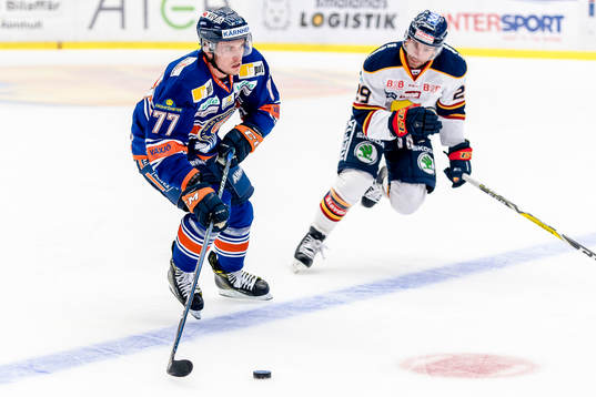 Växjös Pontus Netterberg jagas av Djurgårdens Matt