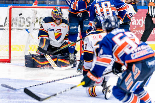 Växjös Arvid Lundberg skjuter pucken i mål (3-1) bakom
