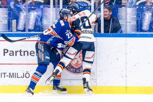 Växjös Philip Holm tacklar Djurgårdens Marcus Davidsson