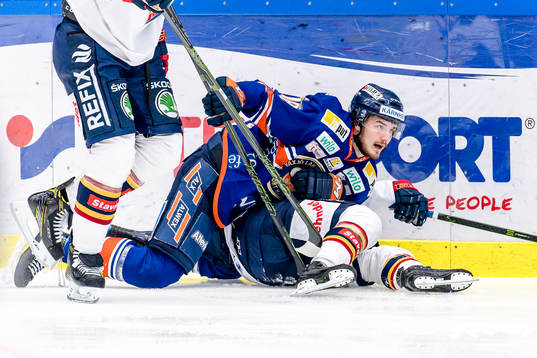 Växjös Dennis Everberg ligger på en Djurgårdenspelare