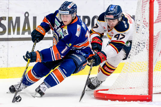 Växjös Tuomas Kiiskinen jagas av Djurgårdens Linus