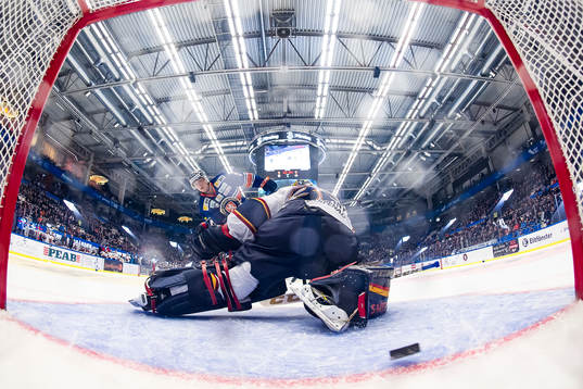 Växjös Olli Palola gör mål 1-0 på straff bakom