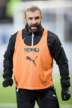 Hammarbys Kennedy Bakircioglu värmer upp