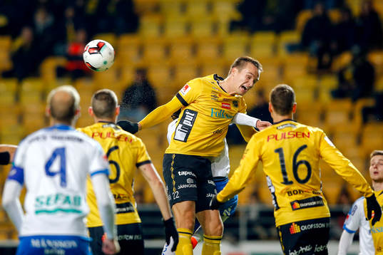 Elfsborgs Viktor Prodell nickar undan en hörna