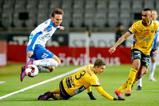 Elfsborgs Adam Lundqvist glidtacklar Norrköpings Linus