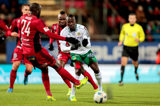Östersunds Ronald Mukiibi och Hammarbys Pa Amat Dibba