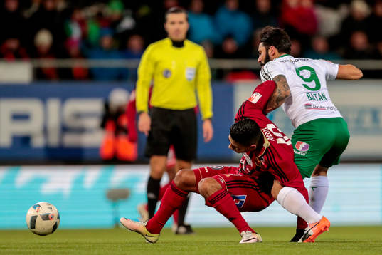 Östersunds Hosam Aiesh och Hammarbys Stefan Batan