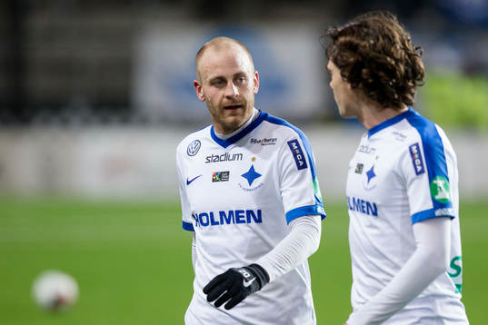 Norrköpings Daniel Sjölund i diskussion med David Moberg