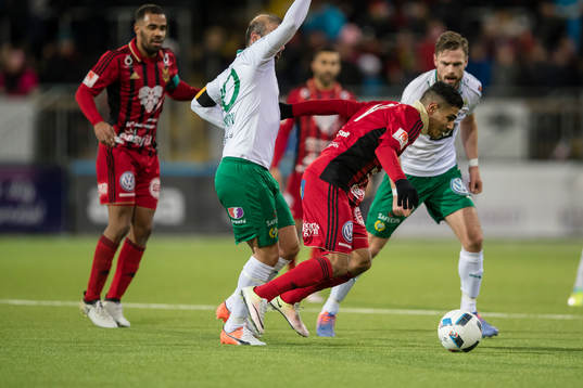 Östersunds Hosam Aiesh och Alex Dyer mot Hammarbys Kennedy