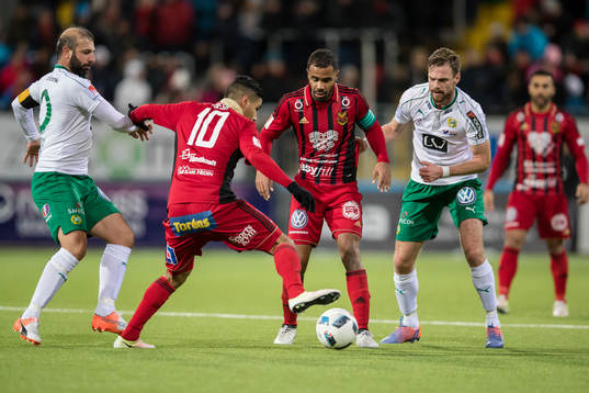Östersunds Hosam Aiesh och Alex Dyer mot Hammarbys Kennedy