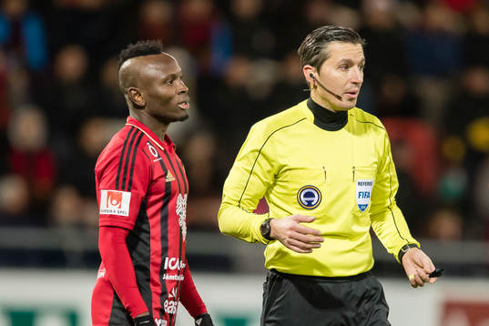 Domare Bojan Pandzic samtalar med Östersunds Samuel Mensiro