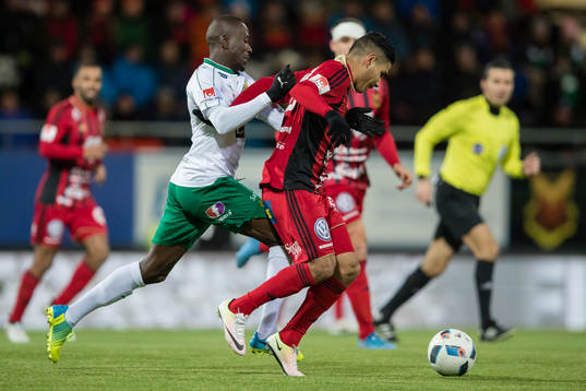 Östersunds Hosam Aiesh mot Hammarbys Pa Amat Dibba
