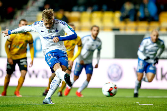 Norrköpings Nicklas Bärkroth gör 2-1 på straff
