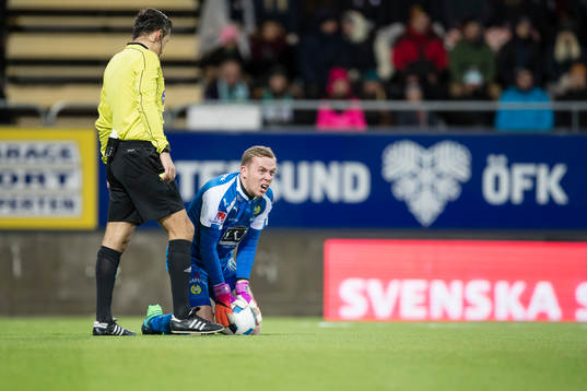 Hammarbys målvakt Ögmundur Kristinsson och Domare Bojan